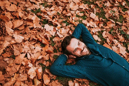 Mand der slapper af i blade