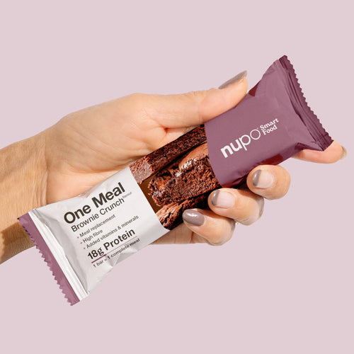 Nupo One Meal Bar Brownie Crunch knækket bar close-up
