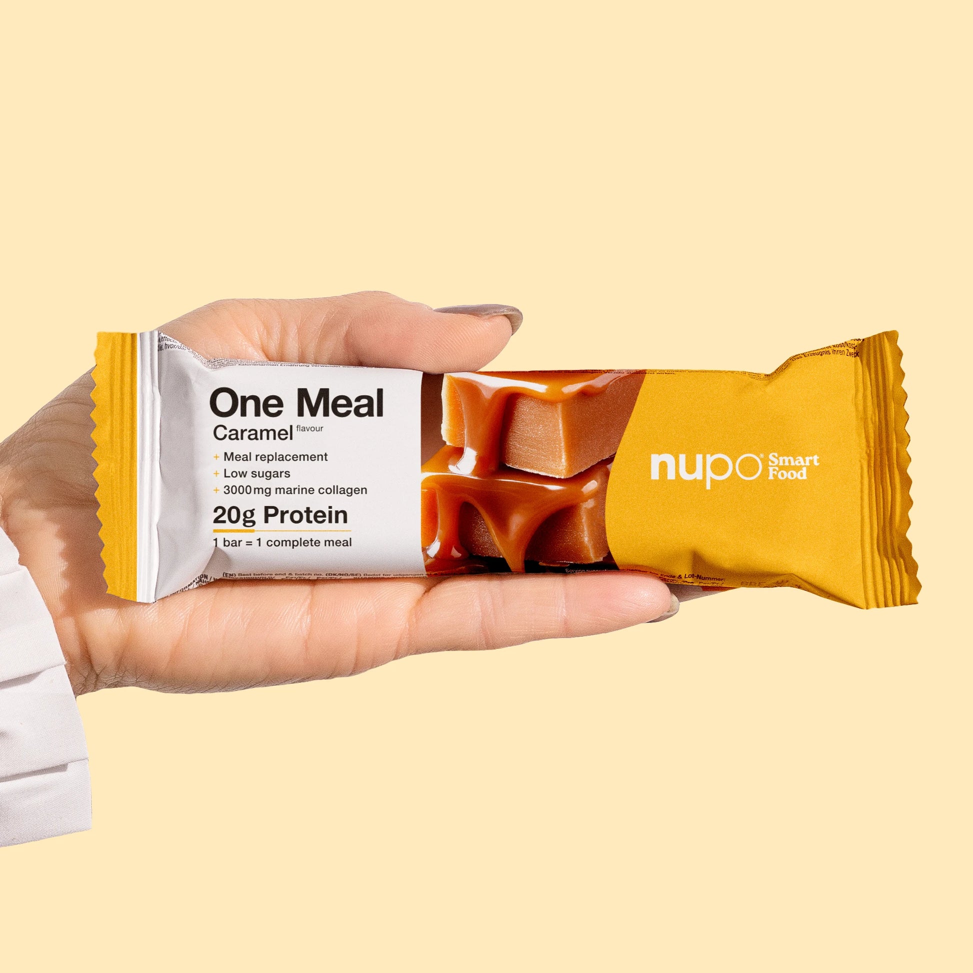 Nupo One Meal Bar Caramel bar i hånd