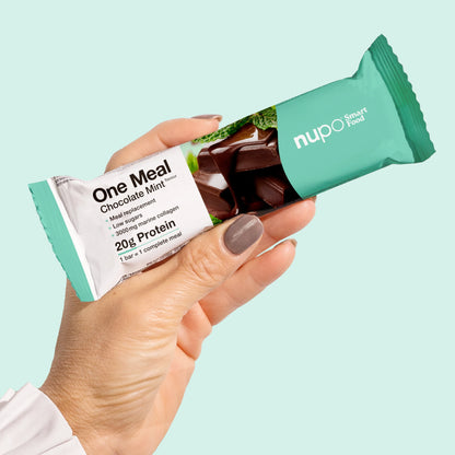Nupo One Meal Bar Chocolate Mint bar i hånd