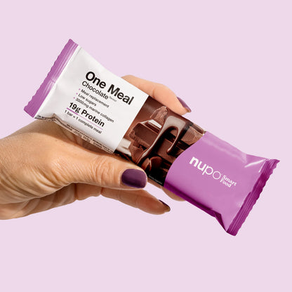 Nupo One Meal Bar Chocolate bar i hånd