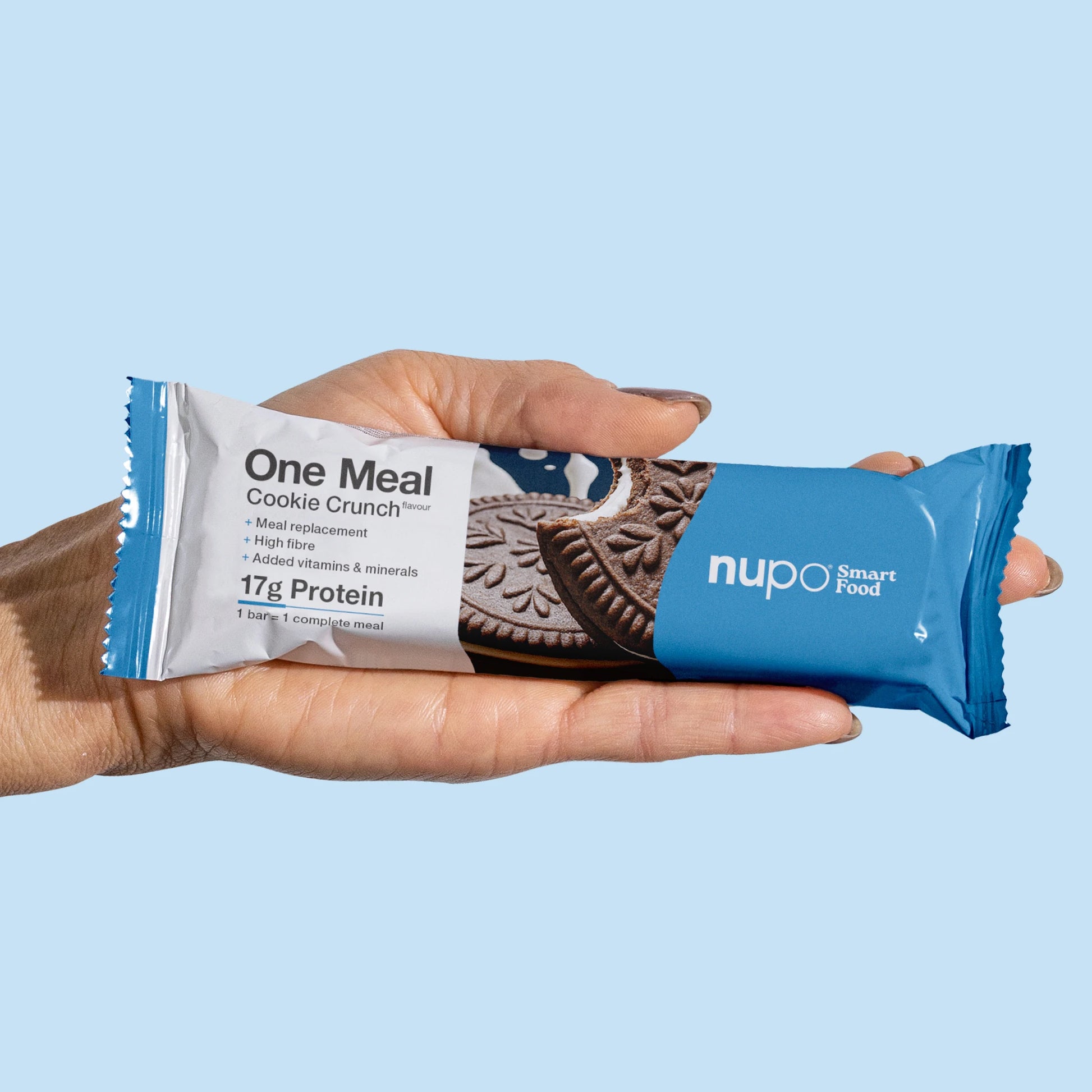 Nupo One Meal Cookie Crunch bar i hånd – praktisk måltidserstatning på farten