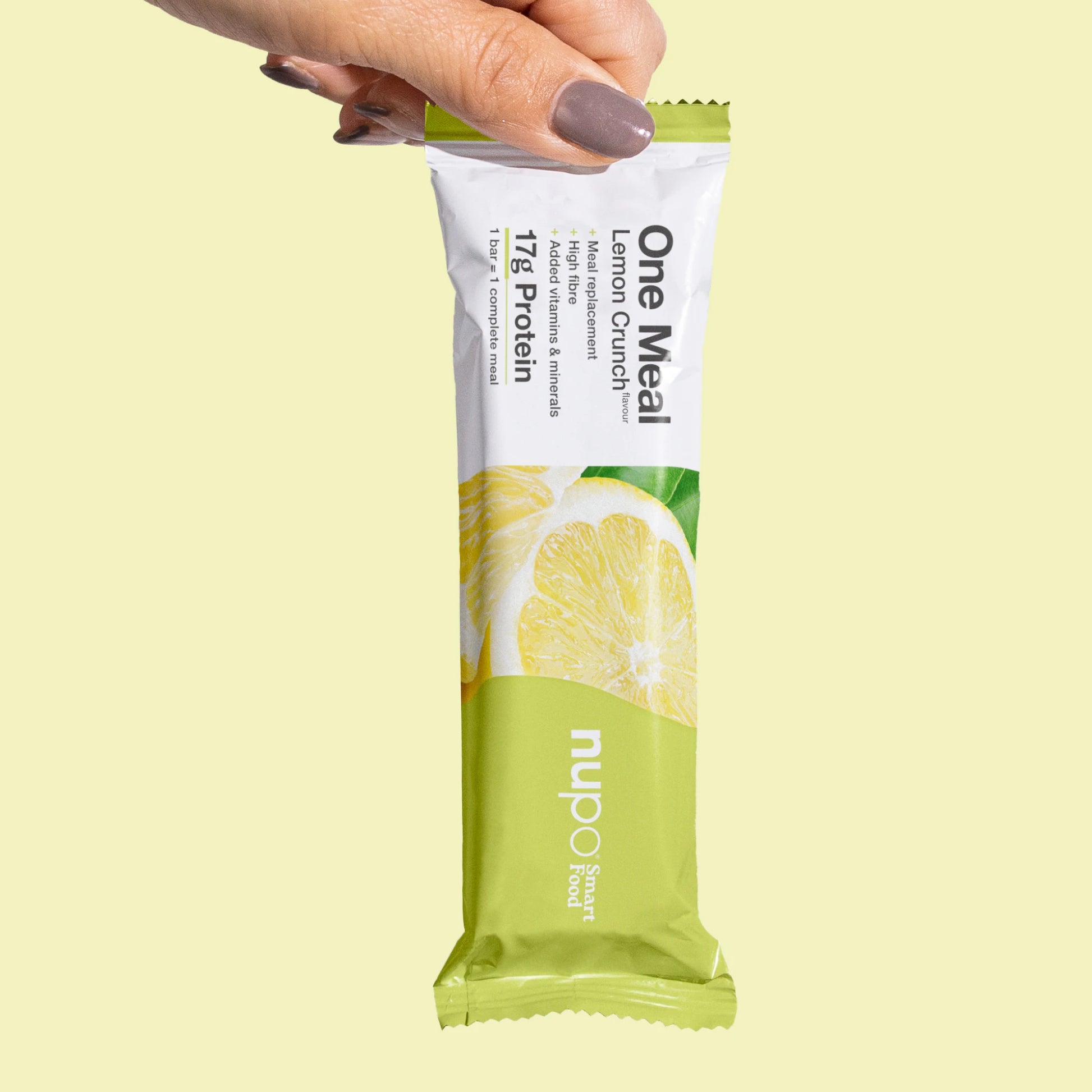 Nupo One Meal Bar Lemon Crunch bar i hånd