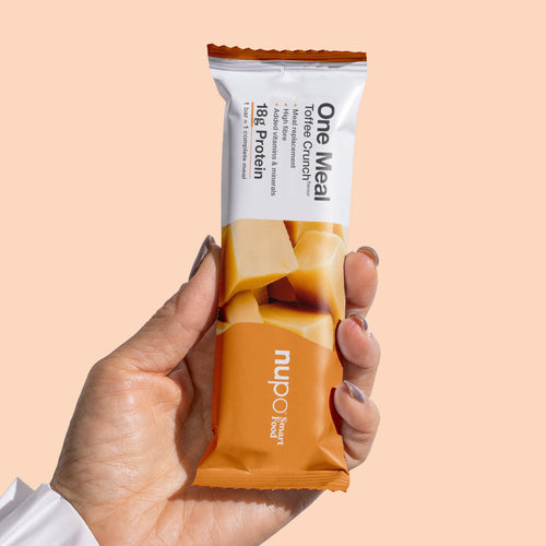 Nupo One Meal Toffee Crunch bar i hånd – praktisk måltidserstatning til farten