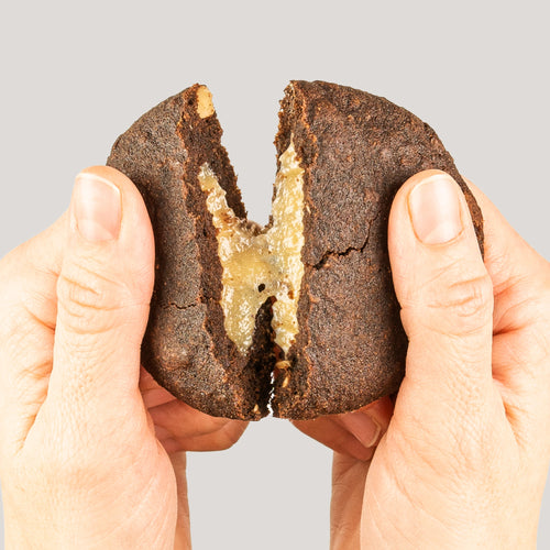 Nupo One Meal Bar Cookies & Cream bar i hånd