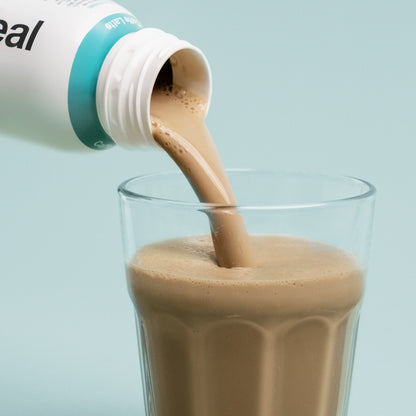 Nupo One Meal RTD Caffe Latte shake hældt i glas