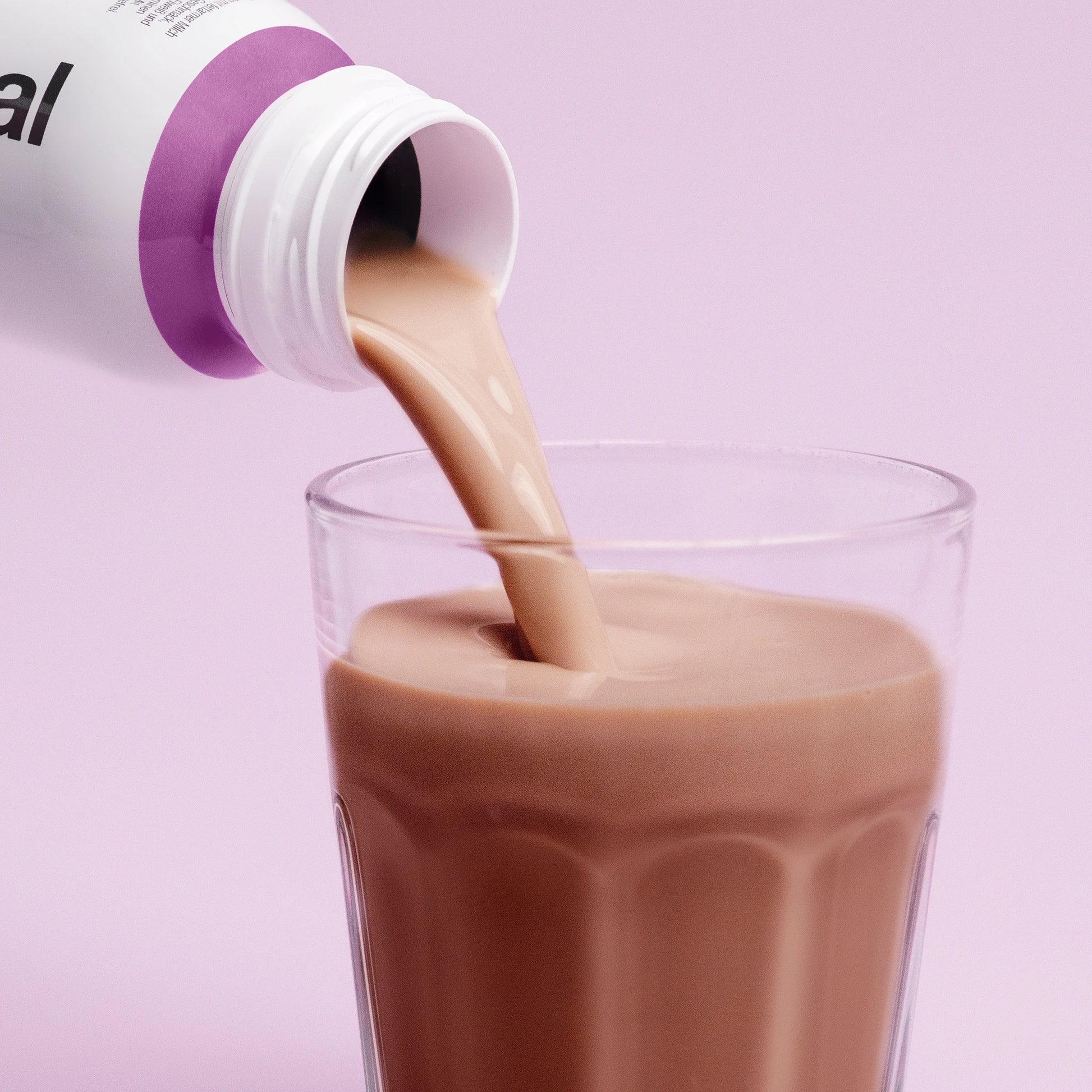 Nupo One Meal RTD Chocolate shake hældt i glas