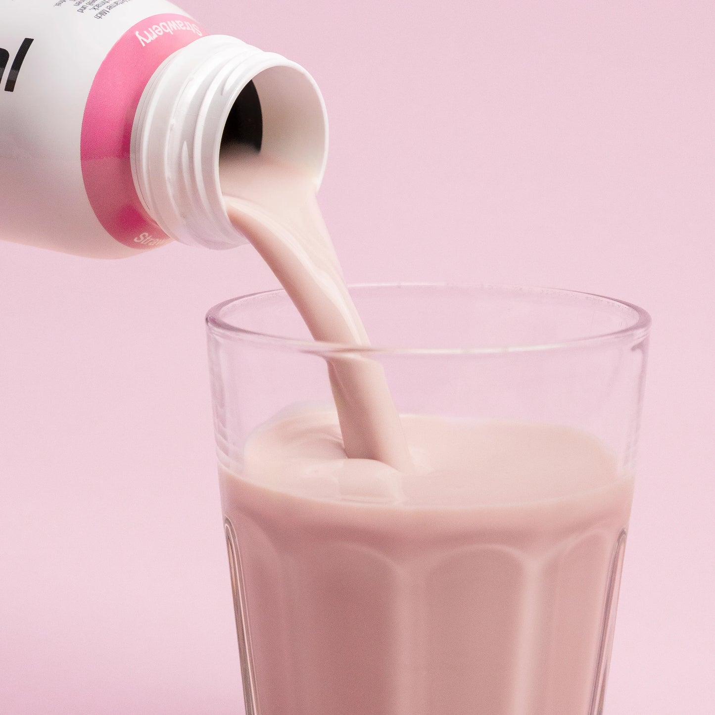 Nupo One Meal RTD Strawberry shake hældt i glas