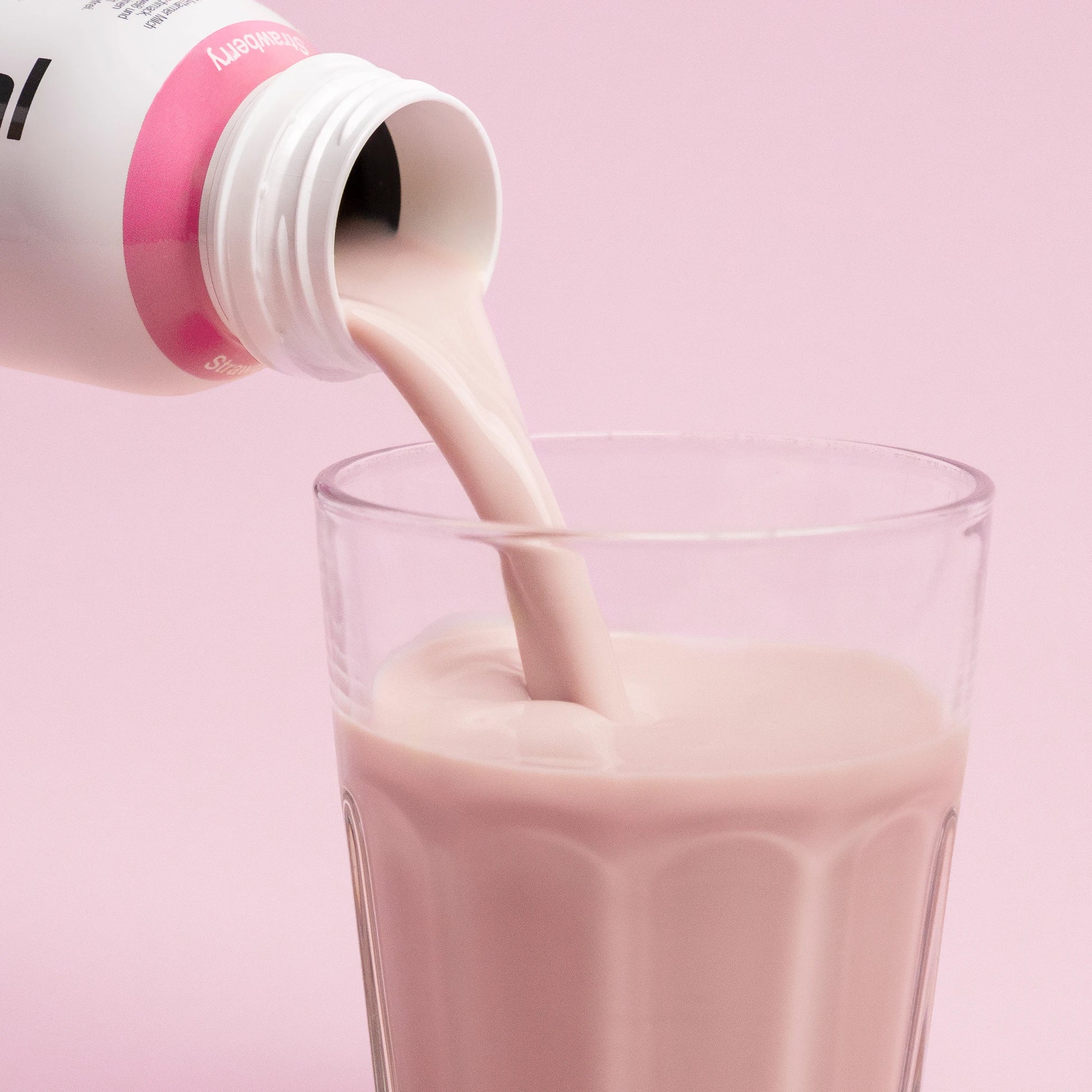 Nupo One Meal RTD Strawberry shake hældt i glas
