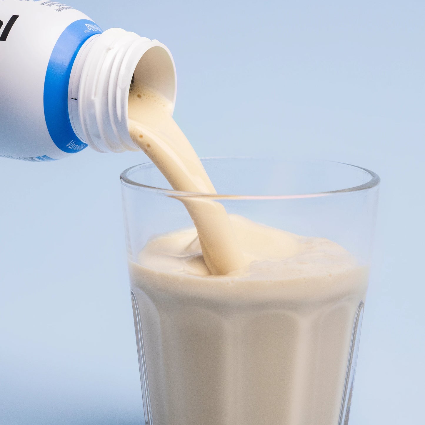 Nupo One Meal RTD Vanilje shake hældt i glas